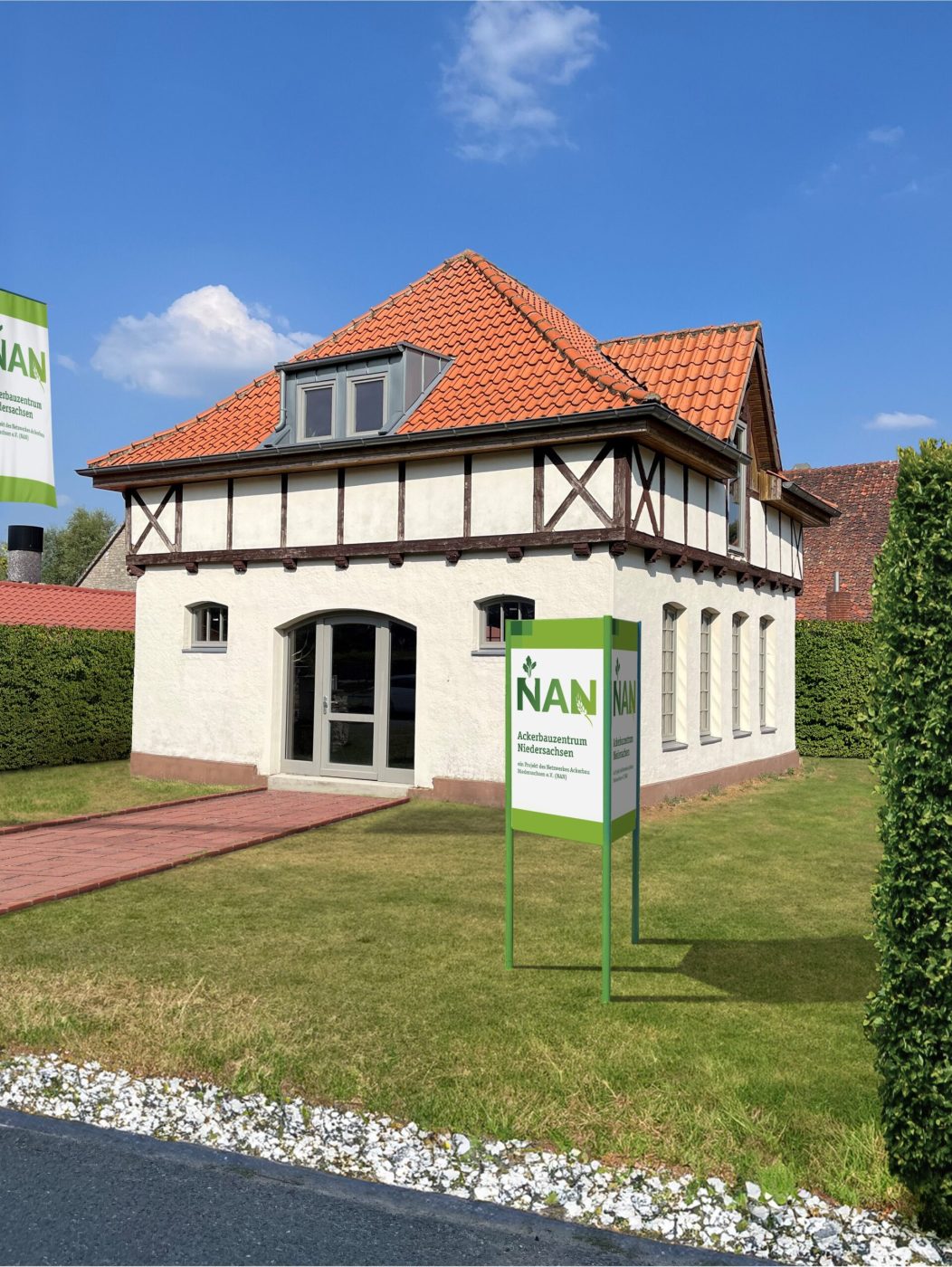 Bild Alte Schmiede_bearbeitet mit Fahne und Infotafel